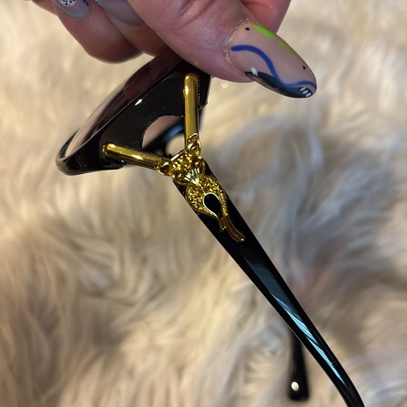 Elegant Black Sunglasses - Picture 6 of 7